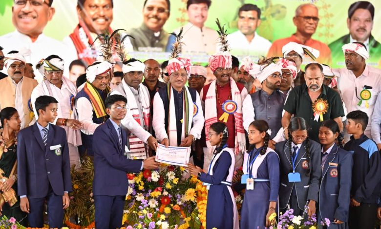 नरहरपुर में ठाकुर जोहारनी कार्यक्रम, क्षेत्र को मिली कई सौगातें